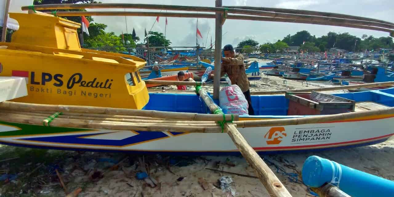 LPS Serahkan Bantuan Perahu untuk Nelayan Sukabumi